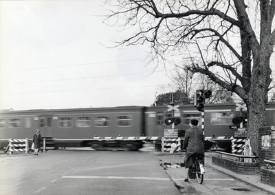 169429 Gezicht op de spoorwegovergang in de Dolderseweg te Den Dolder.
